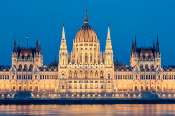Fototapeta premium Parliament and Danau in Budapest at Twilight