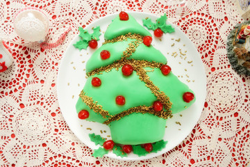 Fototapeta na wymiar Torta natalizia a forma di pino addobbato