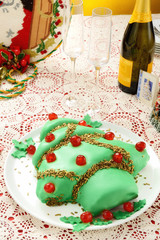 Torta natalizia a forma di pino addobbato