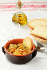 Minestra di verdure con crostini di pane