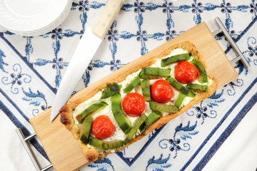 Sformato di pasta, formaggio, pomodori e avocado