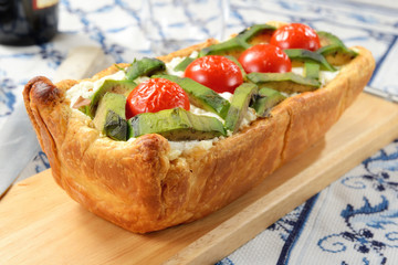 Sformato di pasta, formaggio, pomodori e avocado