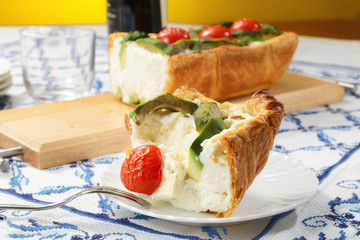 Sformato di pasta, formaggio, pomodori e avocado