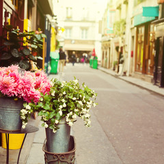 Fototapeta na wymiar Kwiaty na ulicy w Paryżu, Francja
