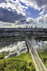 Obraz premium Warszawska linia horyzontu za mostem, Polska
