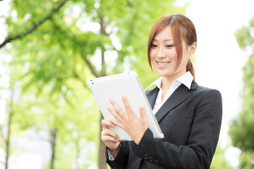 Fototapeta premium タブレットを見る女性 ビジネス