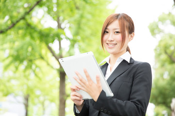 Fototapeta premium タブレットを見る女性 ビジネス
