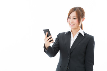 スマートフォンを見る女性　ビジネス
