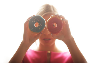 Frau mit zwei Donuts