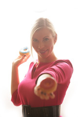 Frau mit Donuts