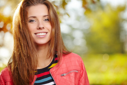 Young pretty woman  in the autumn park