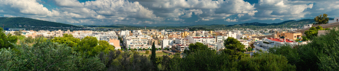 Fototapeta na wymiar Panoramiczny widok na centrum Eivissa. Ibiza, Hiszpania