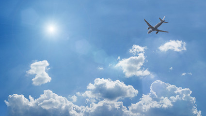 Fototapeta na wymiar samolot latający nad niebieskie chmury
