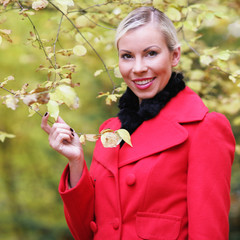 Hübsche Frau im Herbst