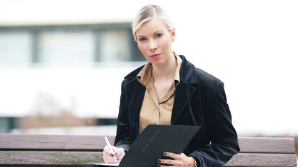 Geschäftsfrau arbeitet draußen