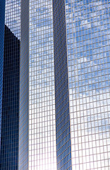 façade de building de tours de bureaux et ciel en reflet