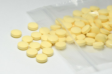 Obraz na płótnie Canvas yellow pills