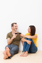 entspanntes paar genießt ein glas rotwein
