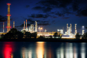 Plakat Rafineria - zakłady chemiczne w nocy