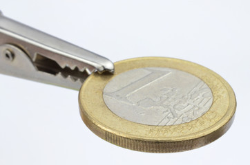 Zange greift nach Geld