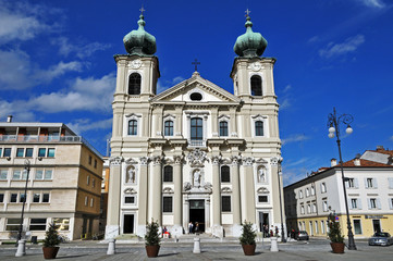 Fototapeta na wymiar Gorizia, Piazza della Vittoria kościół św Ignacy
