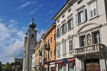 Fototapeta na wymiar Gorizia, Piazza della Vittoria kościół św Ignacy