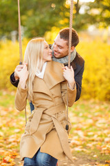 Obraz premium romantic couple in the autumn park