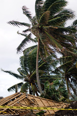 Fototapeta na wymiar Uszkodzony budynek podczas burzy tropikalnej