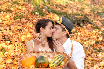 Piękna dziewczyna i chłopak z owocami jesieni w koszyku.