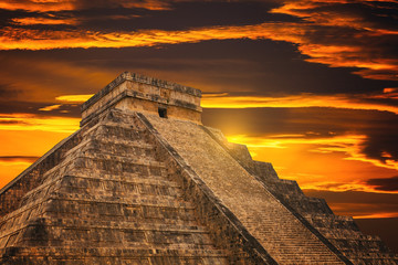 Fototapeta na wymiar Kukulkan Piramida w Chichen Itza stronie
