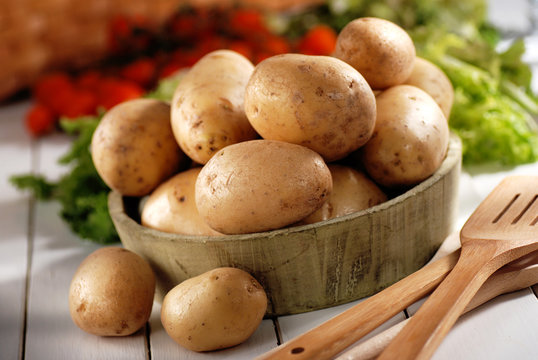 mucchio di patate nella ciotola di legno