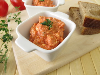 Aufstrich mit Fetakäse, Tomaten und Pizzakräutern