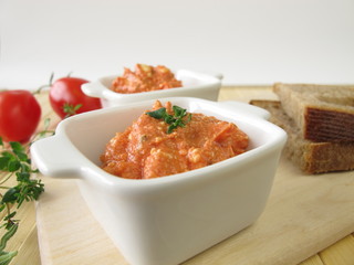 Aufstrich mit Fetakäse, Tomaten und Pizzakräutern