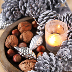 adventsdeko mit tannenzapfen und nüssen