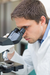 Obraz na płótnie Canvas Scientific researcher using microscope in the laboratory