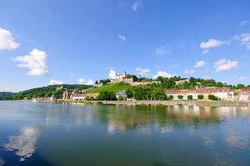 Fototapeta na wymiar Marienberg twierdzy i Main rzeka w Würzburgu w Niemczech