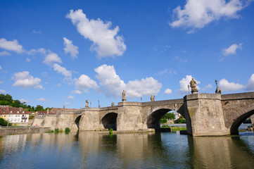 Fototapeta na wymiar Old Main Bridge w Würzburgu w Niemczech