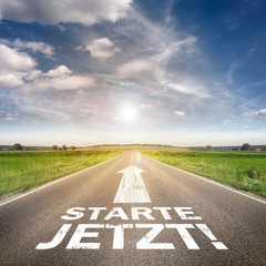 Straße mit dem Slogan " Starte jetzt!"