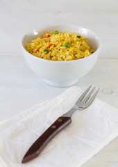 Curryreis in einer Schale