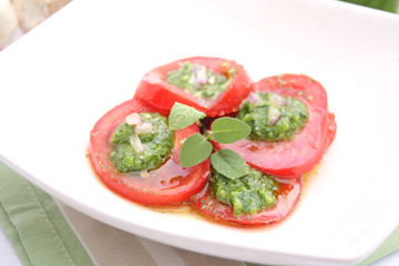 Tomatensalat mit Pesto