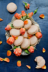 Vanilla macarons with roses