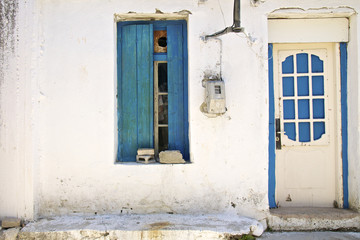 Fototapeta na wymiar Alte Häuser rund um den Dorfplatz von Agii Deka im Süden von Kreta. Das Dorf ist bekannt von den 10 Heiligen die während der religiösen Verfolgungen durch den römischen Kaiser den Märtyrertod erlitt