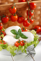 mozzarella di bufala italiana con pomodorini di pachino
