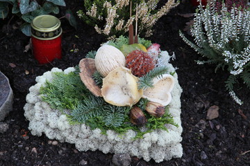 Herzförmiges Gesteck auf einem Grab