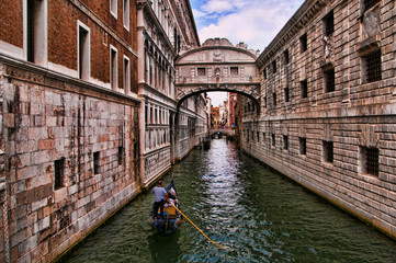 Obraz premium Gondola under the Bridge of Sighs in venice Italy