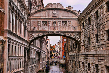 Fototapeta na wymiar Gondola pod Most Westchnień w Wenecji we Włoszech