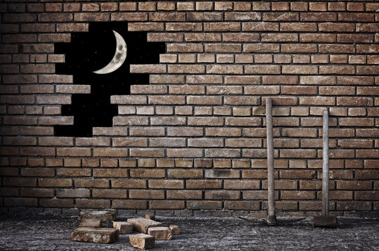 muro di mattoni con luna