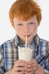 Schulkind trinkt frische Milch