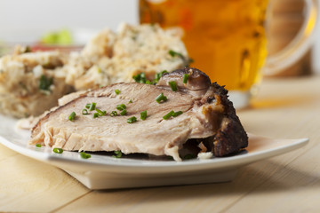 Schweinebraten und Semmelknödel