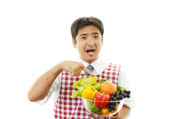 料理を楽しむ男性